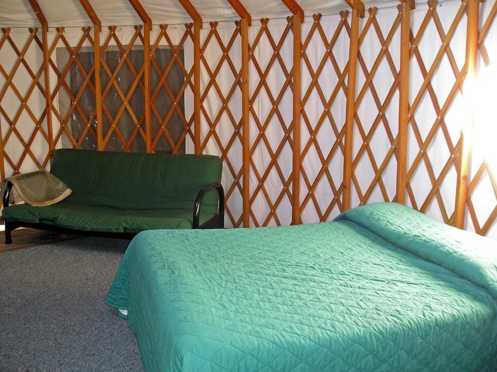 Harden Flat Yosemite Lakes Hillside Yurt 1 מראה חיצוני תמונה